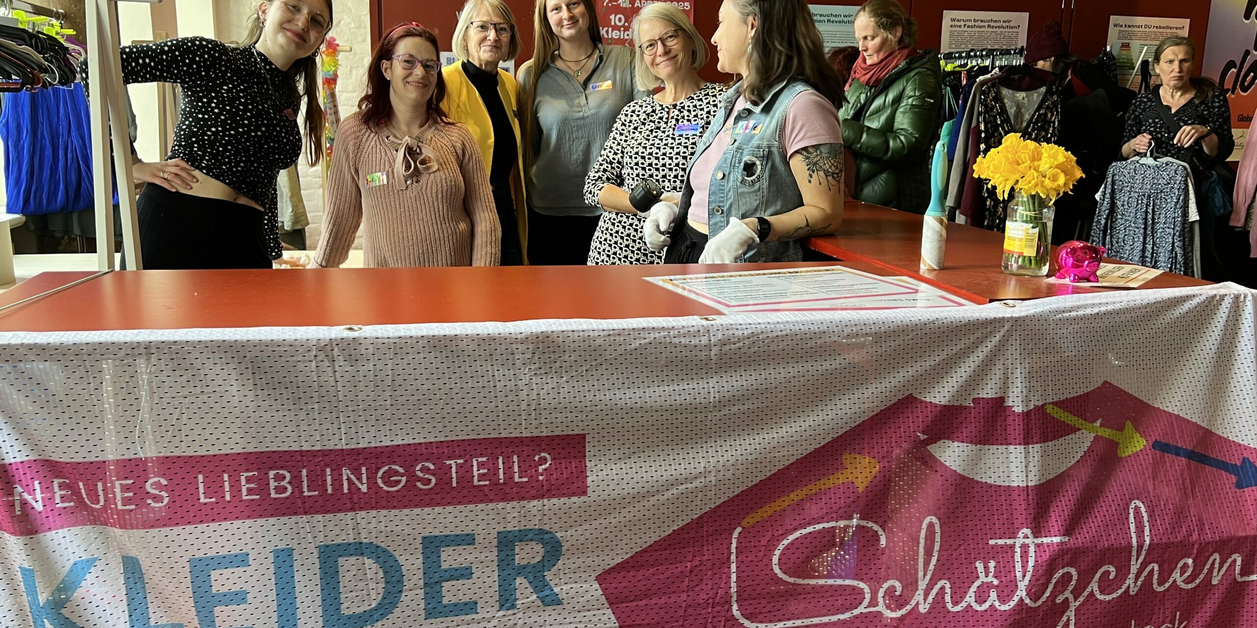 Helferinnen Natalia, Juliane, Ramona, Sophie, Susanne und Nicole beim Kleidertausch im Rosotocker Rathaus, April 2025